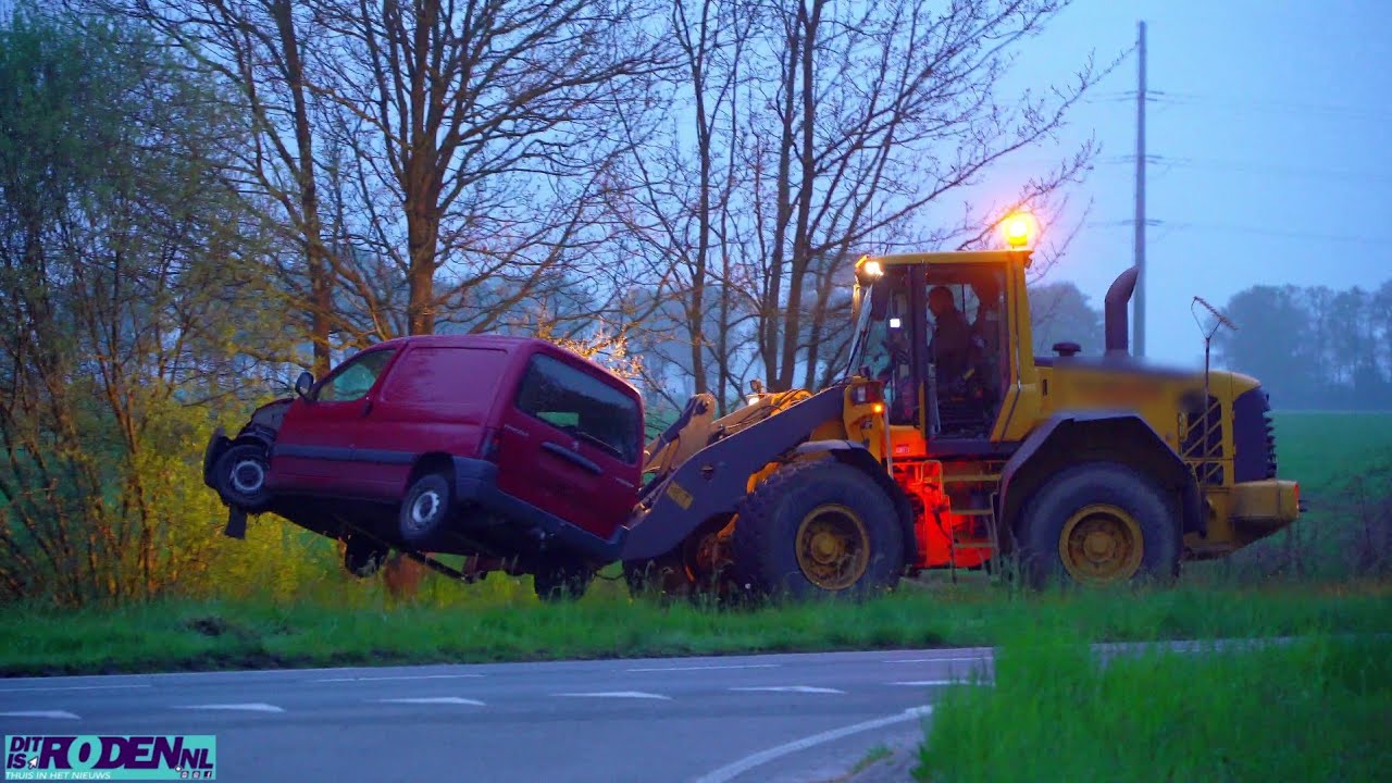 Shovel pakt auto op en neemt hem mee  na ongeval op kruising Kapelweg Donkerbroek