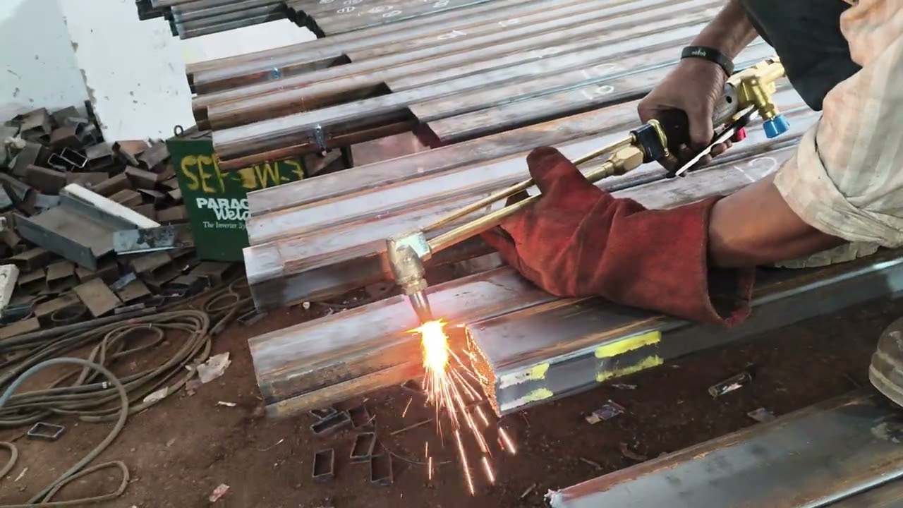 Gas cutting ho raha hai Welding shop