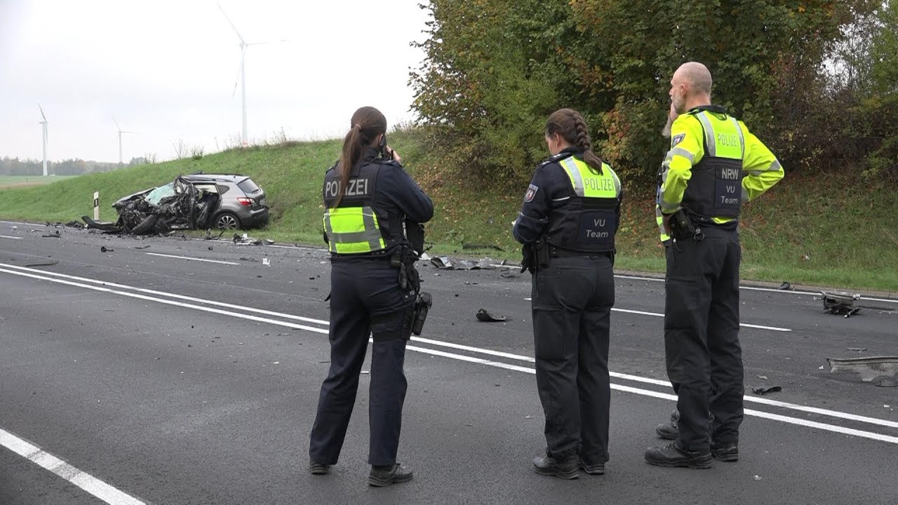 Blankenheim: Eine Tote und zwei Schwerverletzte - Insassen im Fahrzeug eingeklemmt