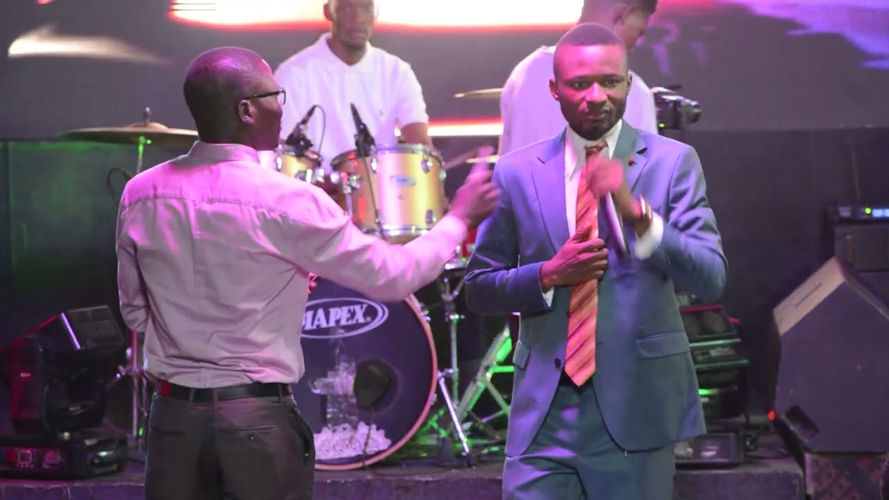 Serge wa Nzambi_ chante Jesus christ est seigneur 🔥🔥🔥Au village chez temba 2024