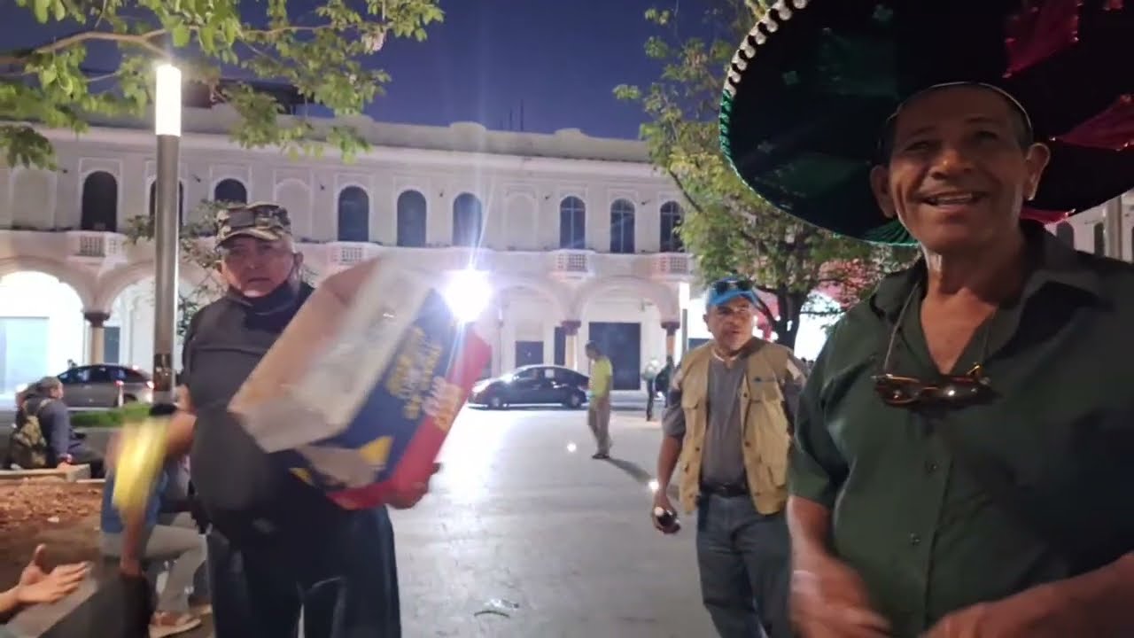 BOMBA REPARTIENDO PUPUSAS GRACIAS AL CANAL DE BENDICIONES