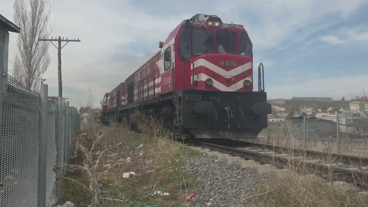 TCDD DE 24256 VE TCDD DE 24167 AKUPLE YÜK TRENİ