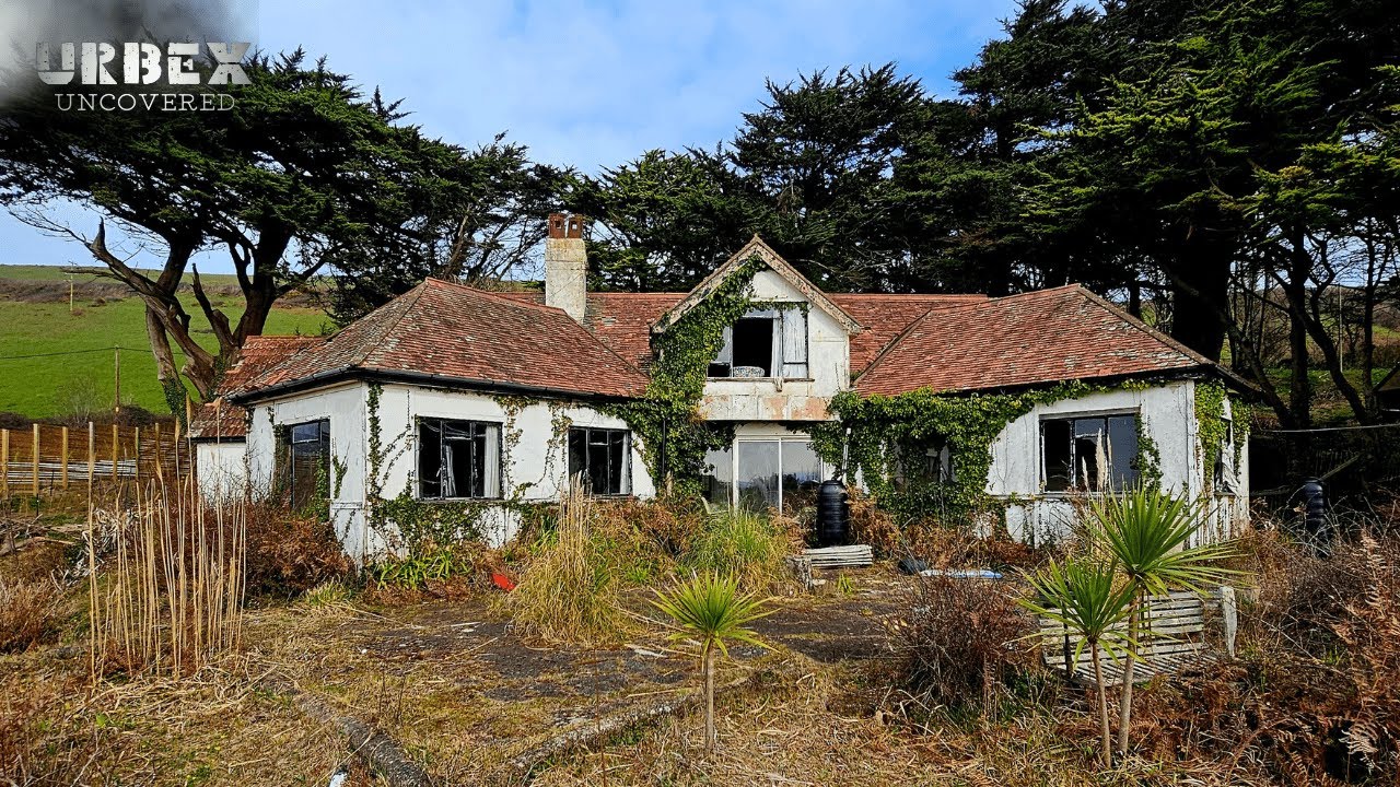 WE DIDN'T EXPECT An Attic Find inside this Abandoned House - The Lifeguards House