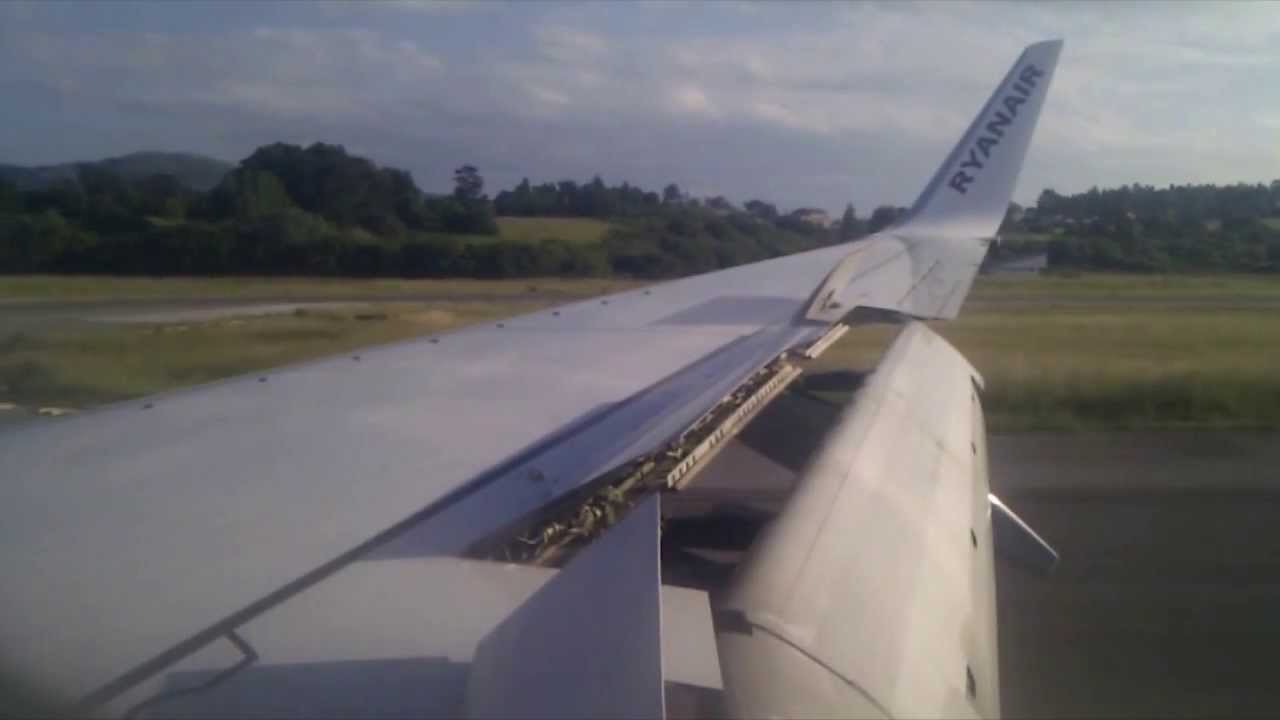 Landing at Santander Boeing 737-800 Ryanair