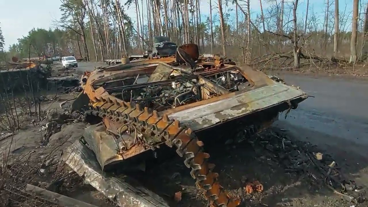 Разбитая техника заблудившихся  рашистов, после учений под Киевом.