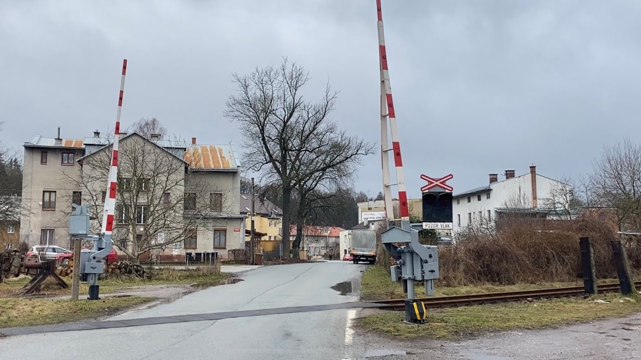 Železniční přejezd Hostinné #4 St.2 / 21.2.2023 / Czech railroad crossing