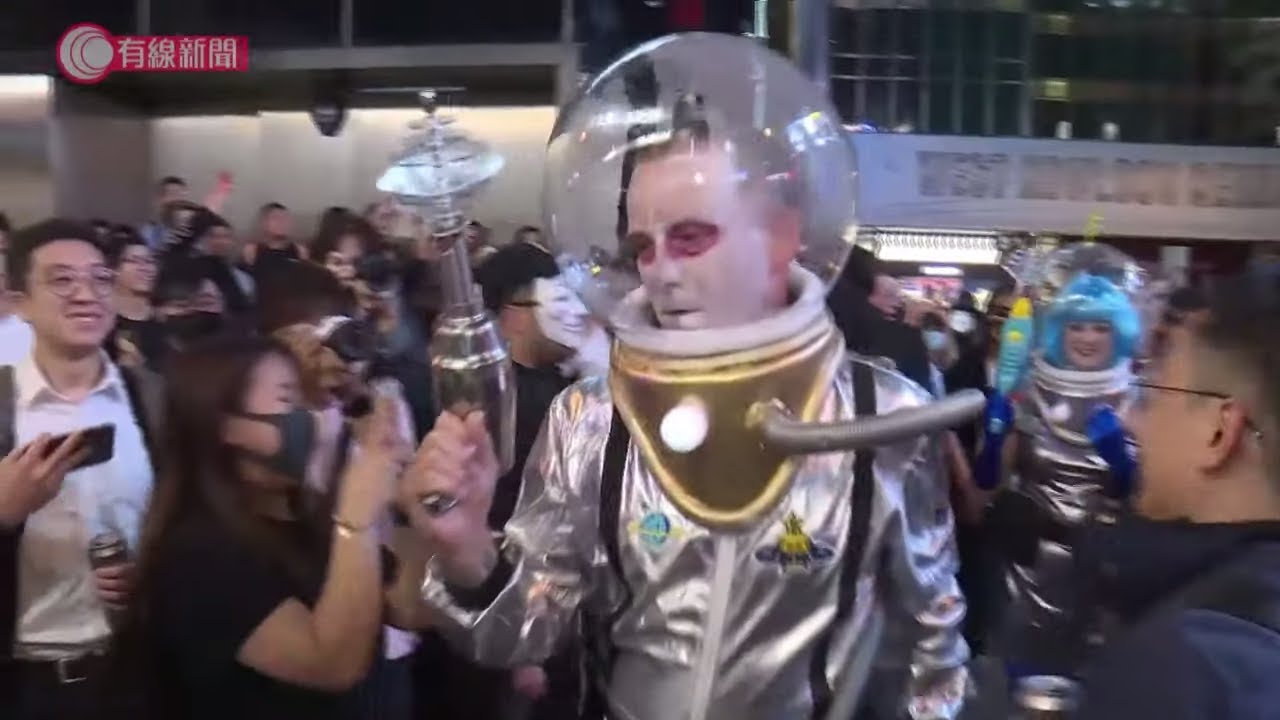 蘭桂坊Halloween蒙面派對 - 警方指非法集結　要求除面具　催淚彈驅散 - 20191031 - 香港新聞 - 有線新聞 CABLE News