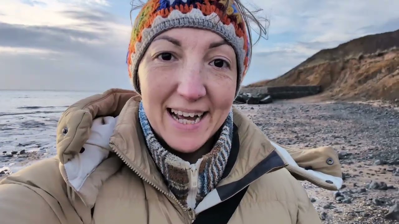 Sunrise shark teeth hunting at Walton on the Naze #fossilhunting #sharkteeth #sunrise 
