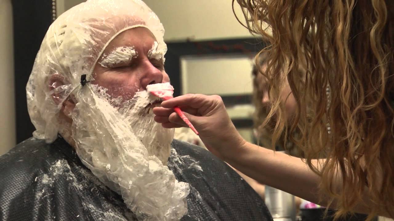 Santa Claus goes to the salon