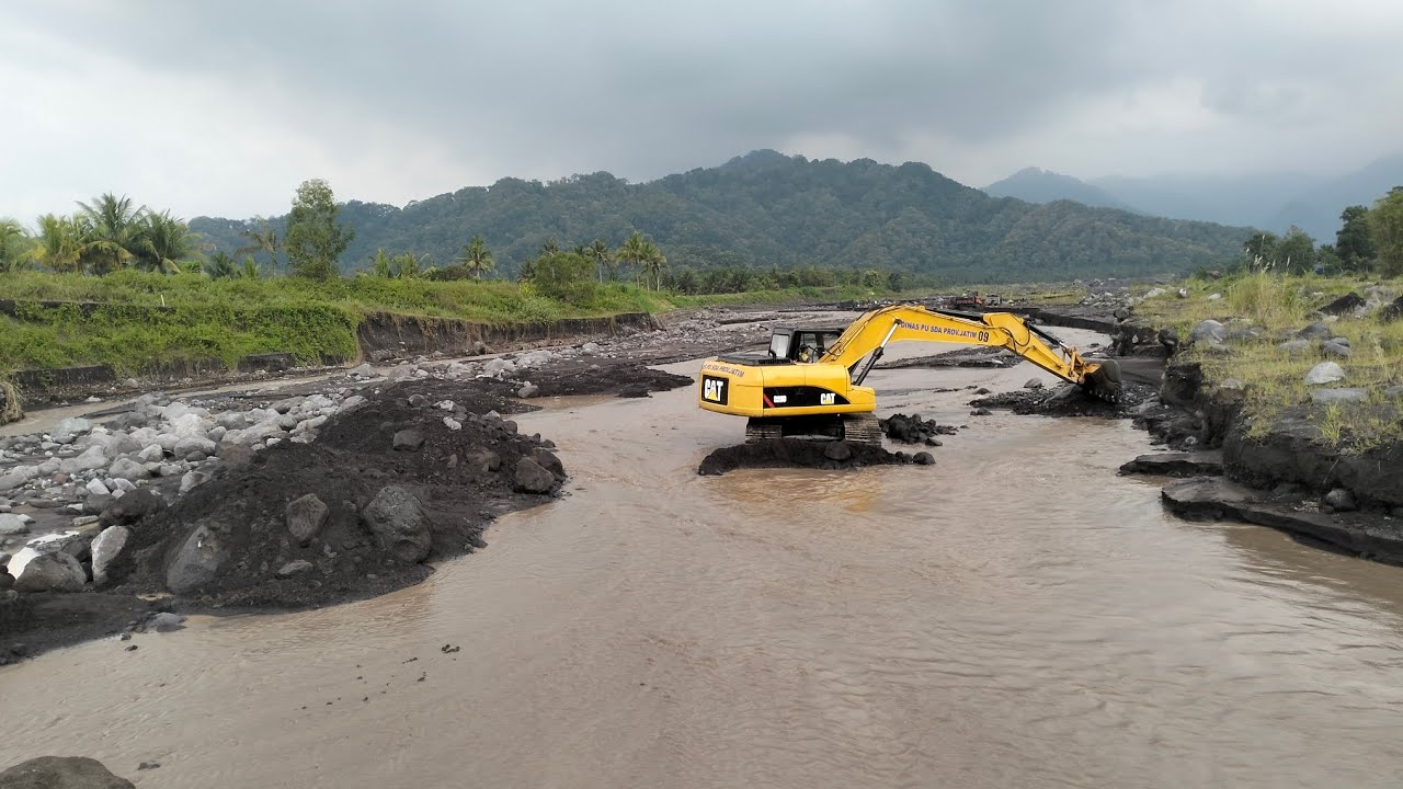 Penyudetan aliran air di sungai rejali Lumajang. #excavator #beko #alatberat 