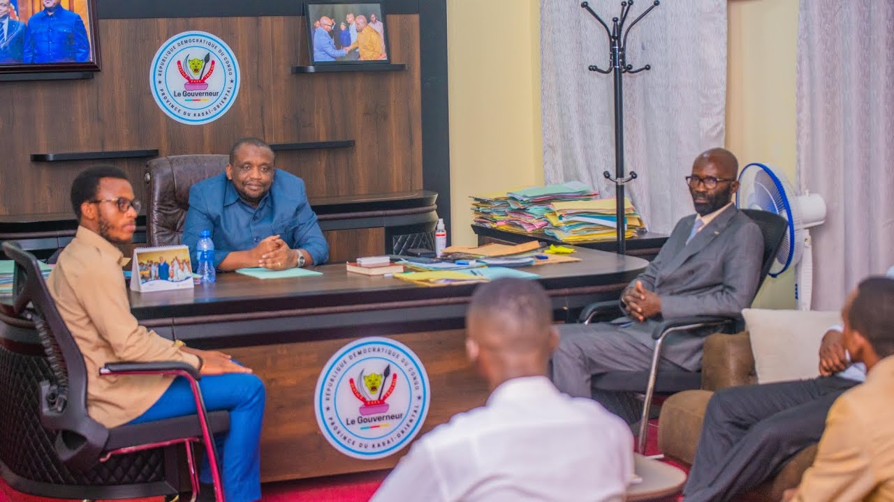 Le Gouverneur Patrick Mathias &eacute;change avec le comit&eacute; des &eacute;tudiants de l'UOM