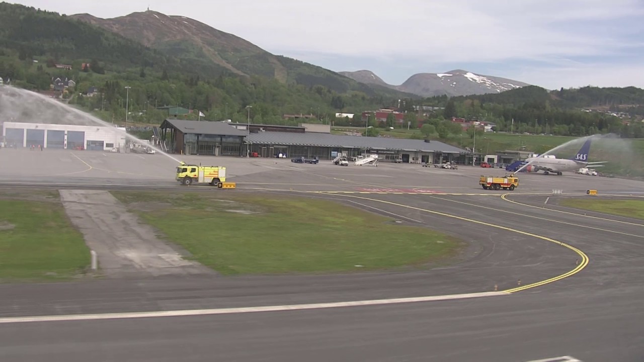 Molde, innflyvning Molde lufthavn Årø, brannbiler sprøyter vann