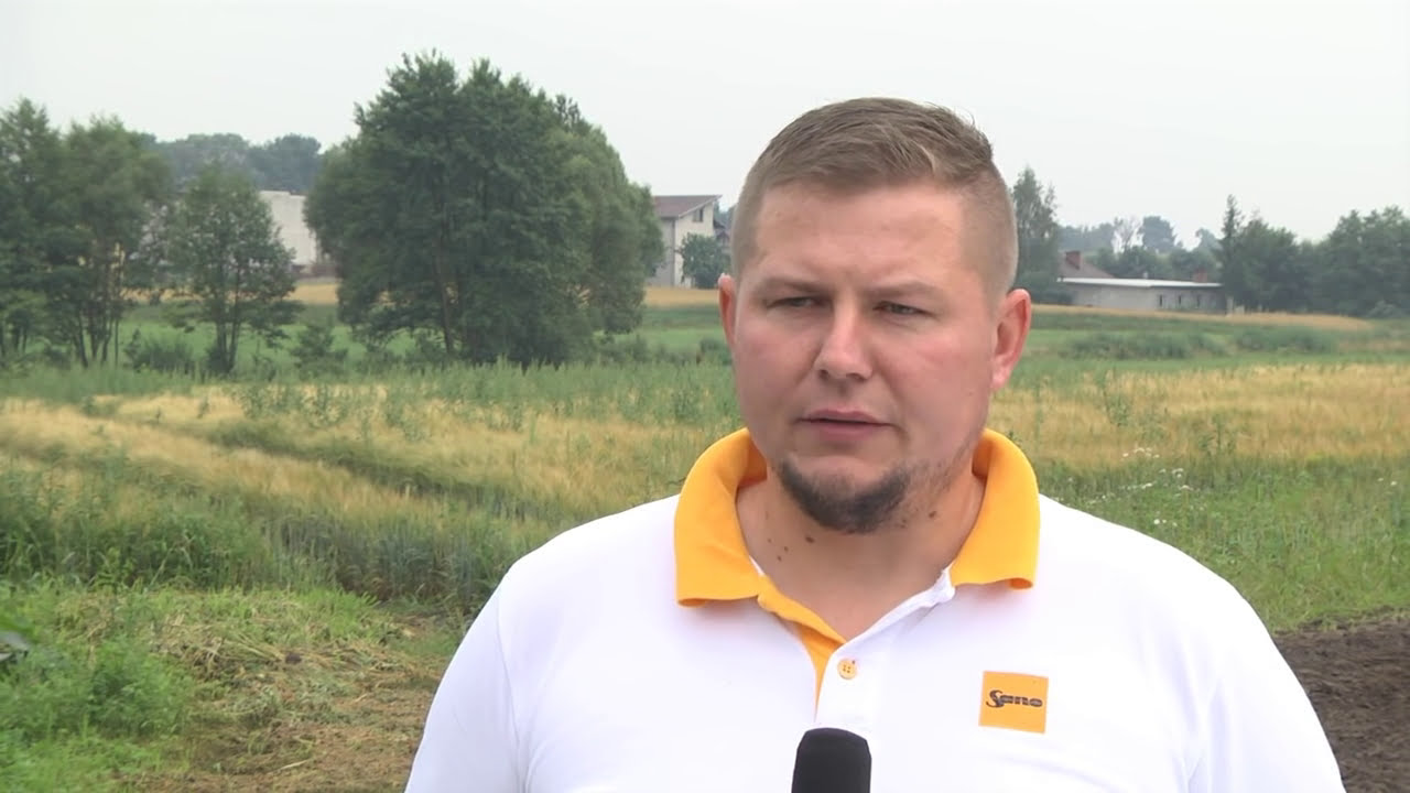 Zadawanie paszy w wąskiej oborze dzięki Sano TMR Profi z tylnym wysypem.