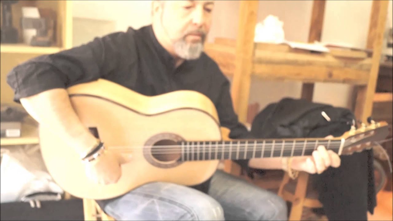 Carlos Zárate probando guitarra de Eduardo Durán Ferrer
