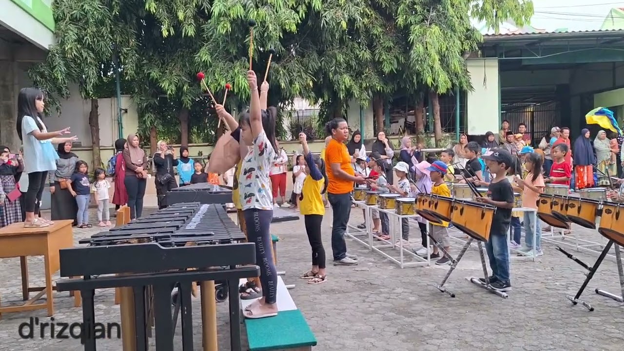 Lanjutan latihan drum band TK Insan Mulia Ciledug