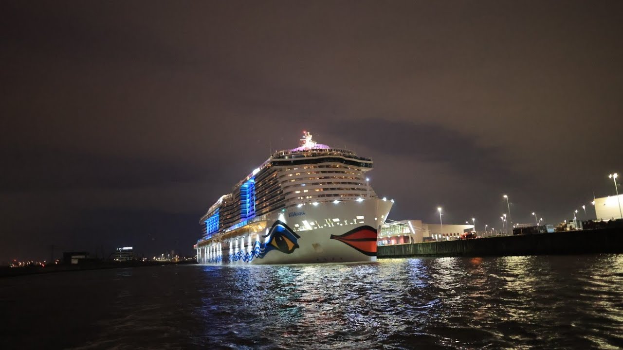 Aida Nova. Abfahrt von Hamburg. Live von der Barkasse