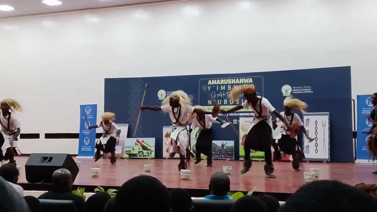 Amarushanwa y'imbyino gakondo n'ubusizi . Rwandan culture 🇷🇼🇷🇼🇷🇼huye campus 💪💪🔥🙏