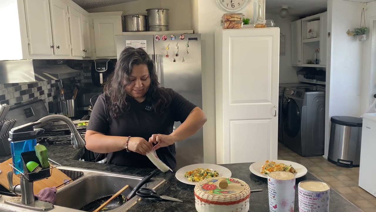 Preparando desayuno mi pareja en pareja tortillas amano chile en molcajete y café frío 