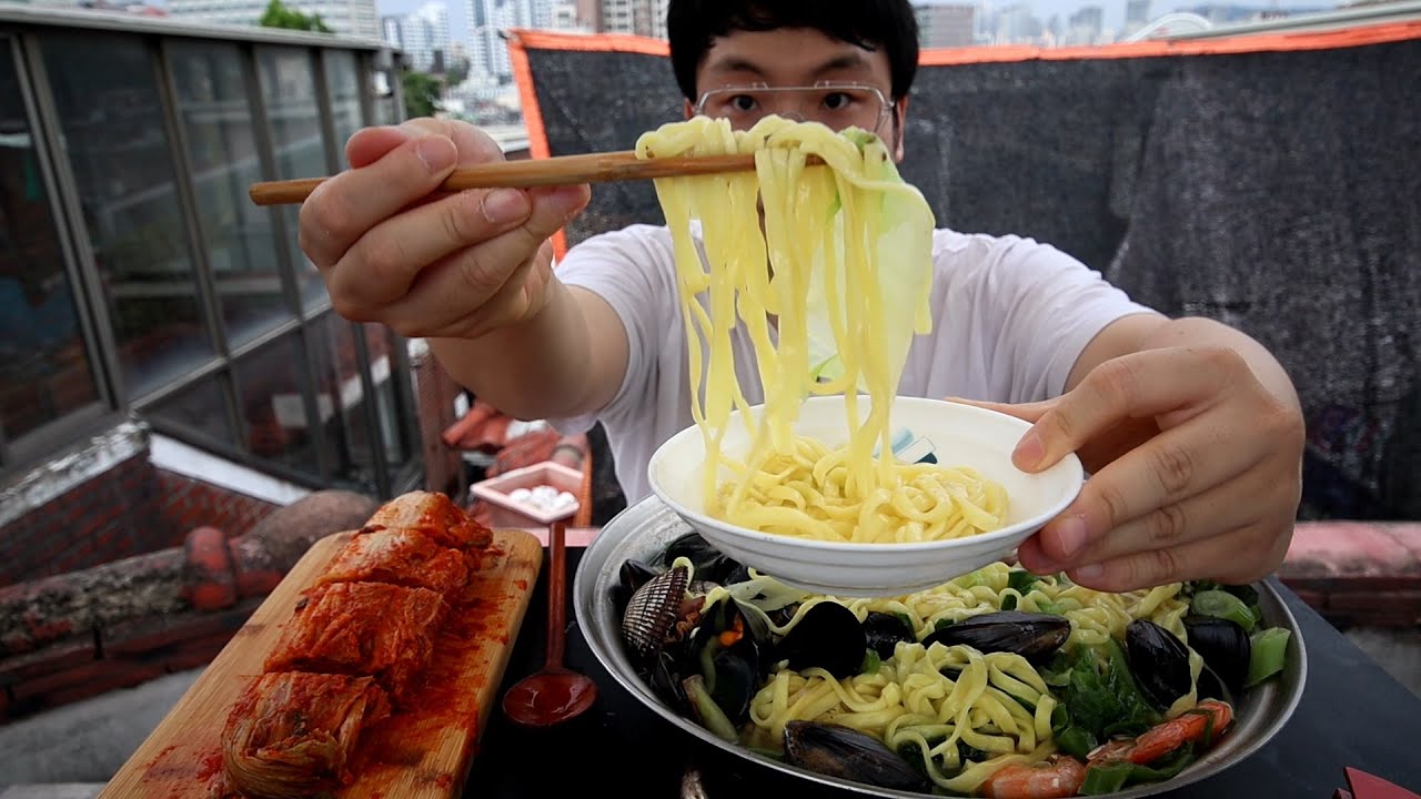 뚜란) 조개가 듬뿍들어간 시원한 조개칼국수 먹방 Seafood noodles 海産物カルグクス korea mukbnag