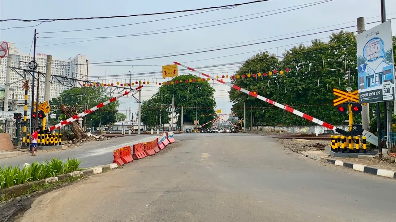 UNIK BANGET! Perlintasan KA TERBARU Bulan Bulan Kota Bekasi, Jawa Barat