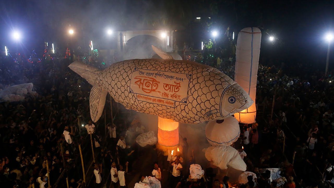 ঢাকায় ফানুস উড়িয়ে প্রবারণা পূর্ণিমা উদযাপন করেন বৌদ্ধ ধর্মাবলম্বীরা