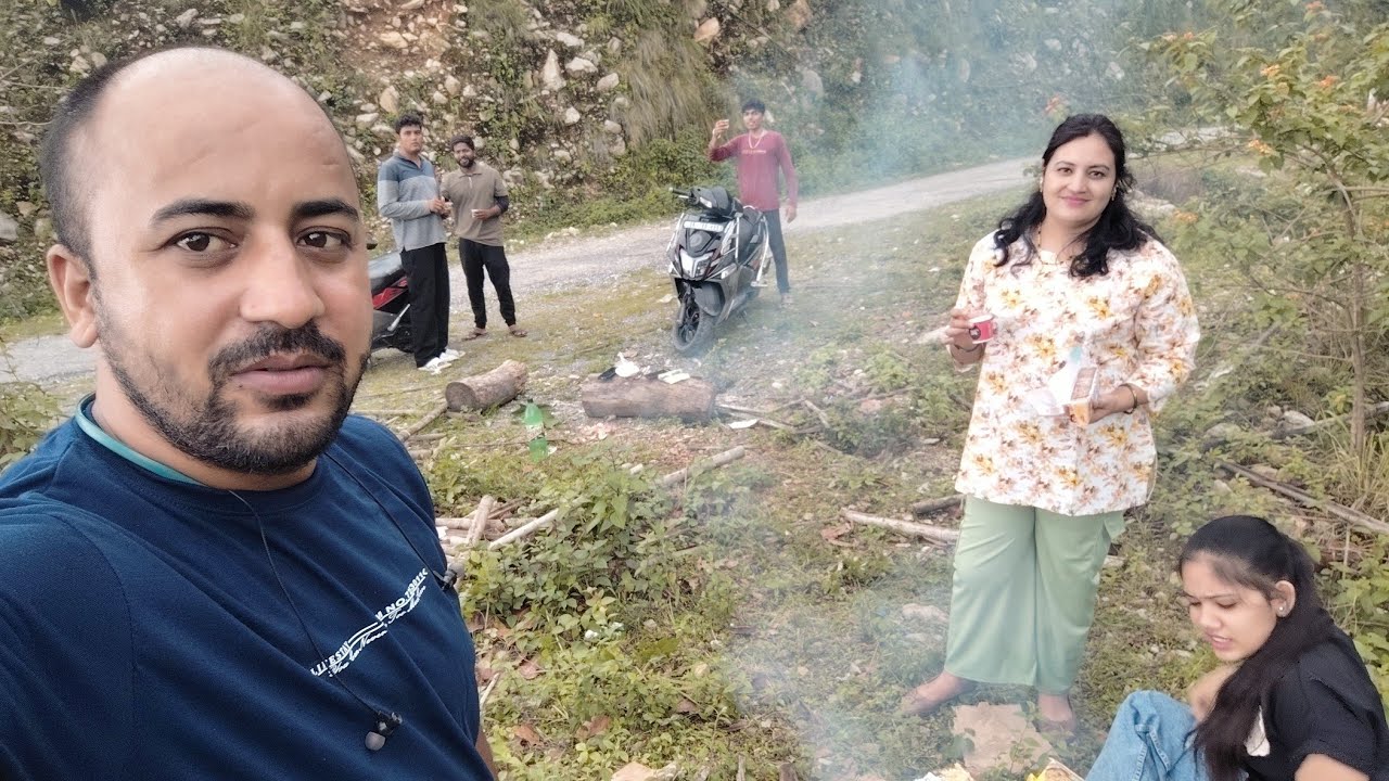 बहुत टाइम बाद पहाड़ गए घूमने। Hidden Tourist Palace in Ramnagar। पहाड़ों में बनाई Maggie...