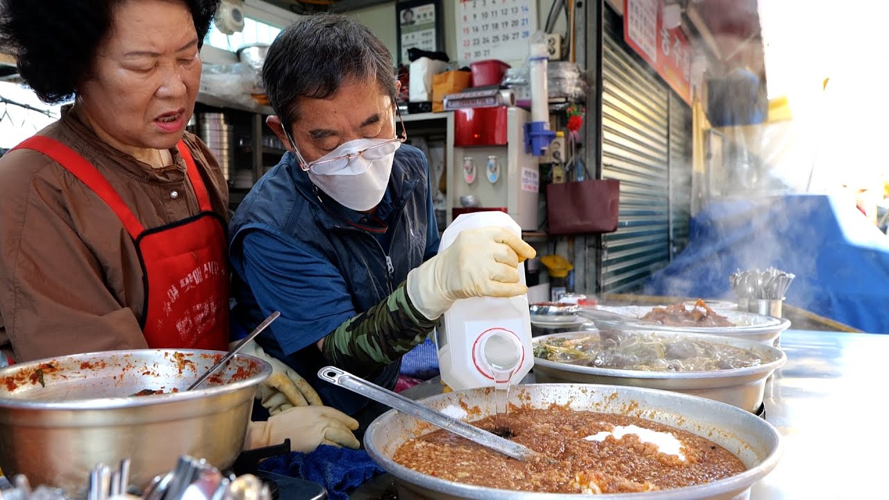 국물 더 드리까예? 선지도 더 드리까예? 새벽을 여는 자갈치 노부부의 선지국! / $4 Breakfast Spicy Soup Rice / Korean Street Food