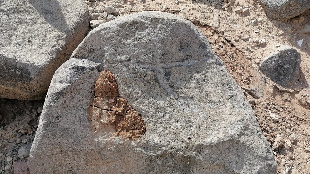 إشارة الصليب او الزايد التكنييزية والحل وضهور الرصف الحجري treasure hunter