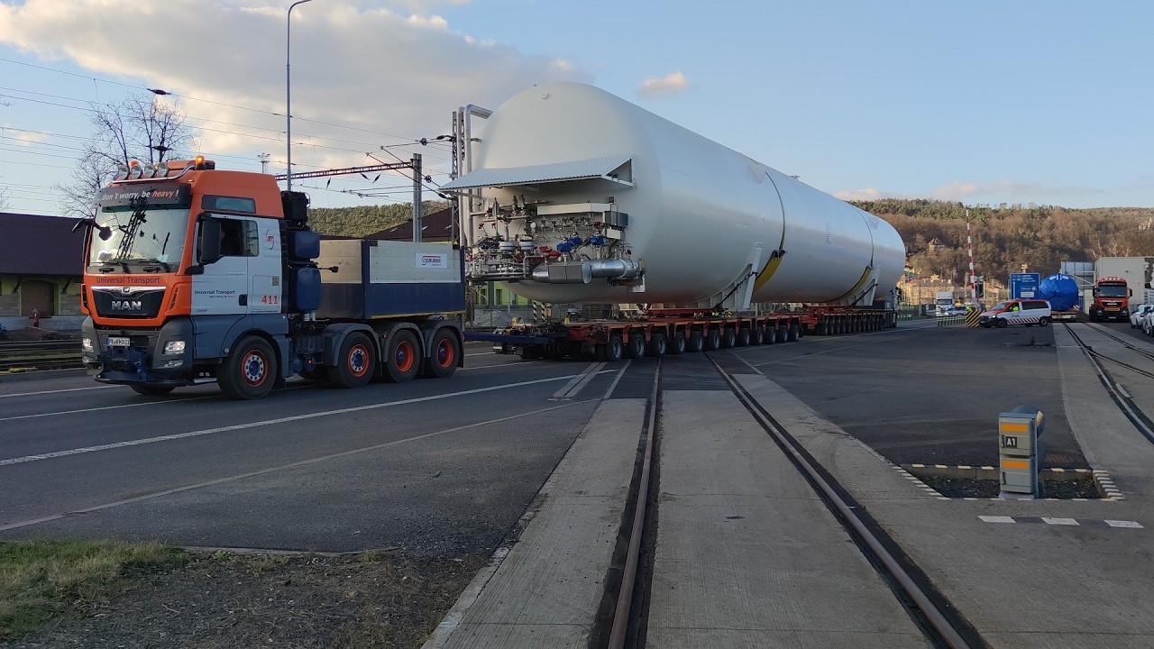 Přeprava 50 metrov&eacute; n&aacute;drže - nadměrn&yacute; n&aacute;klad & jeř&aacute;b/heavy transport & crane/Schwertransport & Kran
