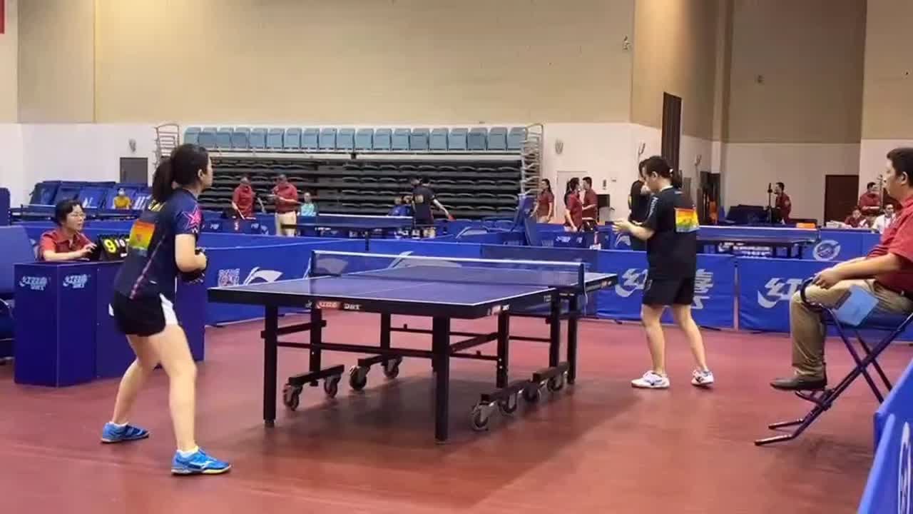 女子直板长胶打法。