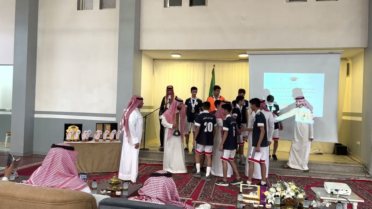 حفل تخرج طلاب الصف ثالث ثانوي 👨🏻‍🎓 وختام الإنشطة الطلابية 🏫 للعام الدراسي 1444 هـ