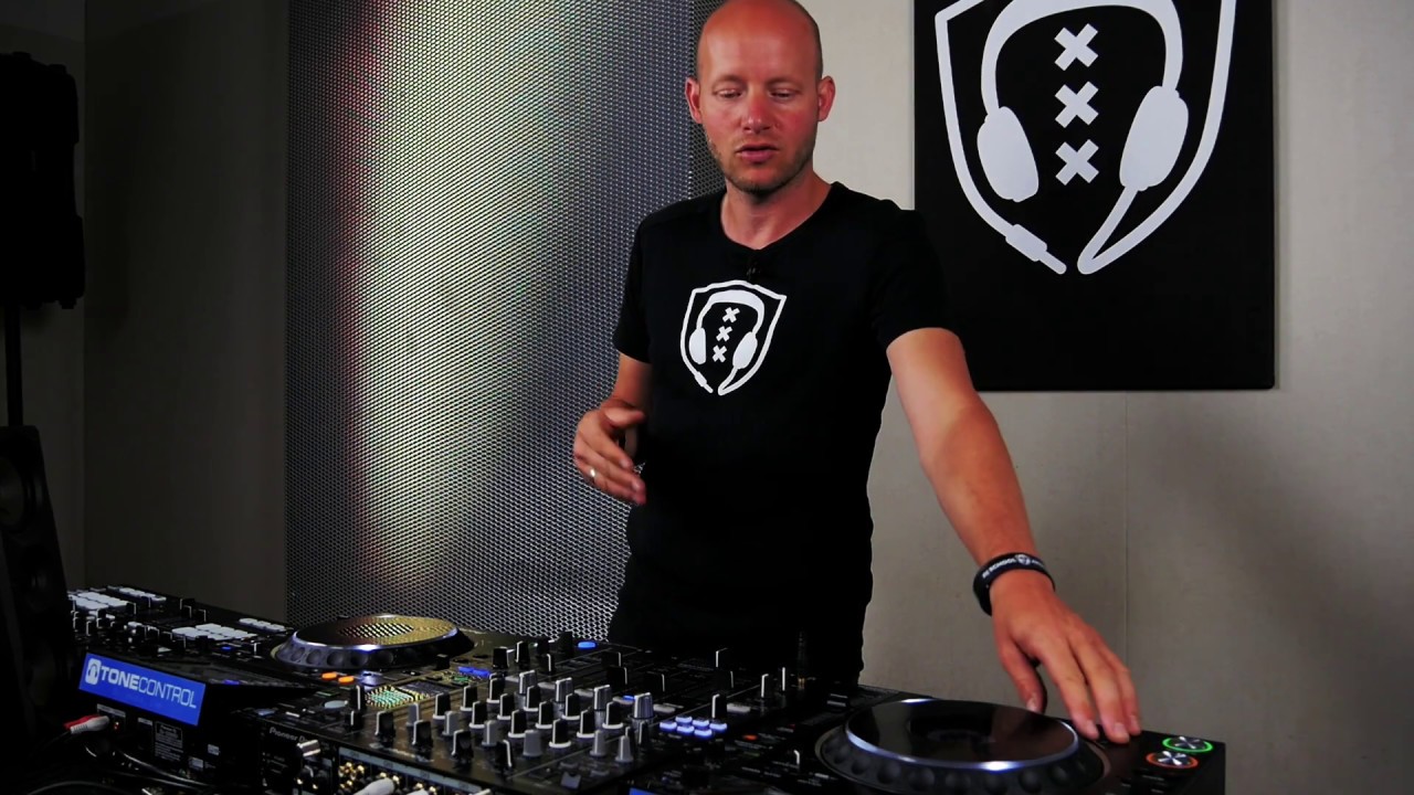 DJ TIPS: HOW TO MIX LIKE A PRO