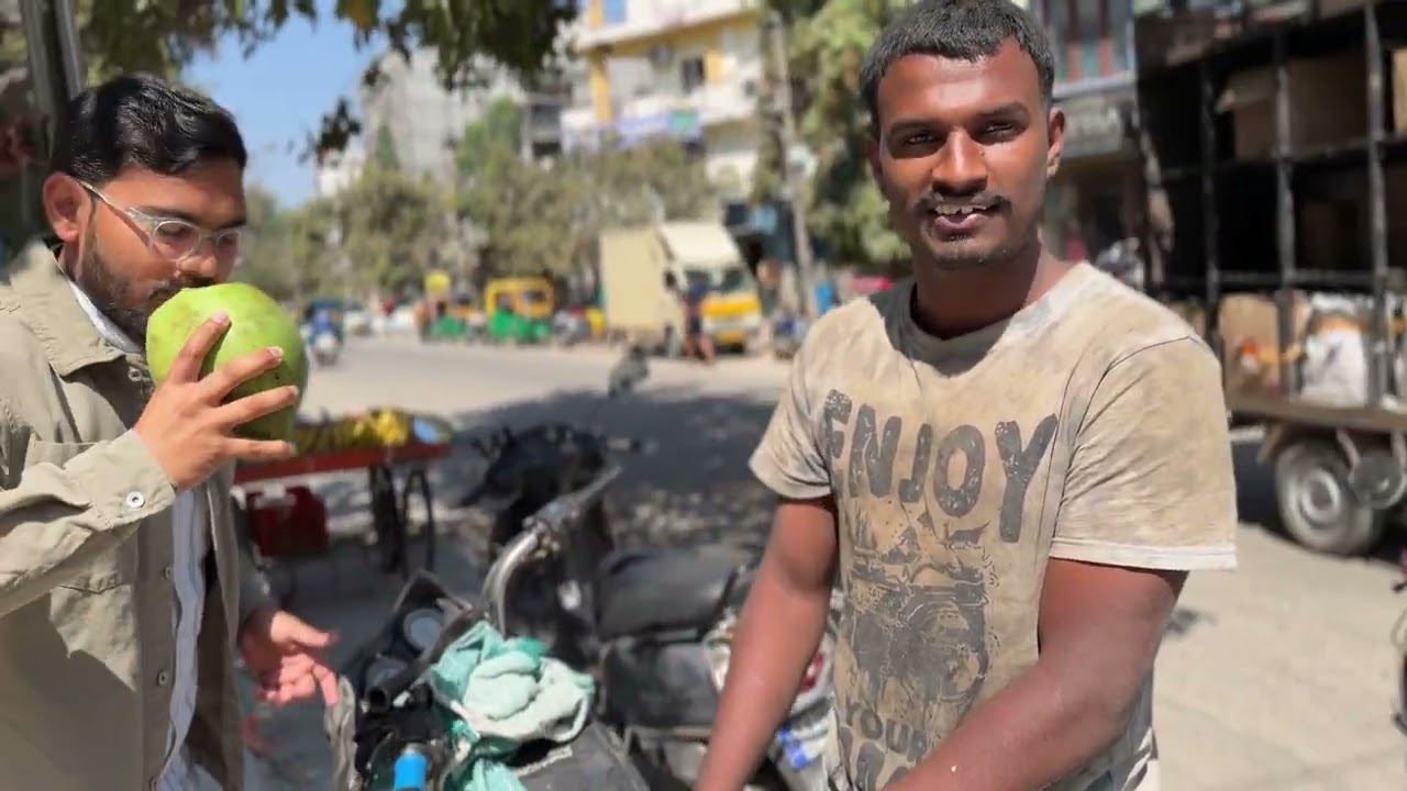 Bangalore me Nariyal pani #Fitness #nariyapani #bangalore 