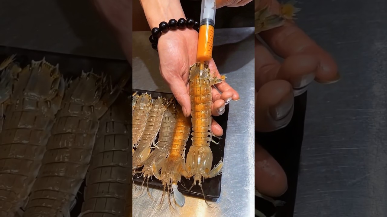 元気なシャコの体内に注射器で卵黄を注入すると。。。#shorts #飯テロ #イケメン