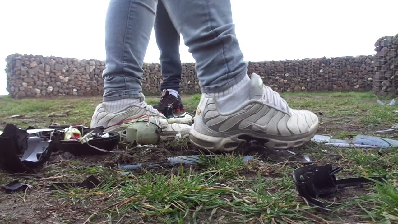 Nike Air Max TN and Nike Shox stomp, trample and destroy Senseo coffee machine (duo crush)