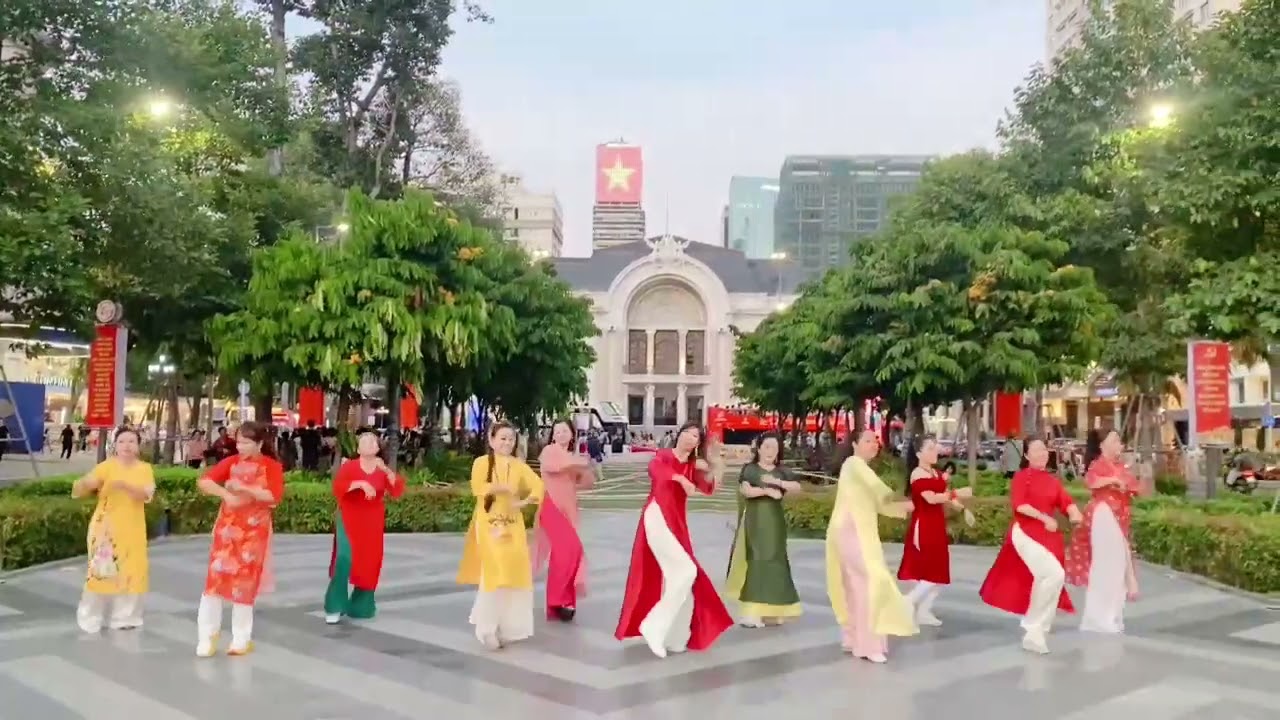 PHỐ XUÂN nhạc sôi động, động tác dễ thương của cô Nguyễn Mơ, video cùng chiều dưới phần bình luận