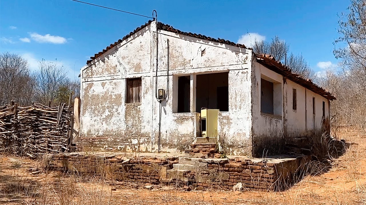 Tanta gente precisando de casa e essa abandonada no sertão cearense