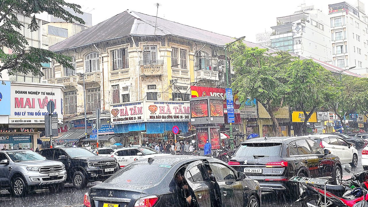 TẾT SÀI GÒN 2026 | SÀI GÒN MƯA TRẮNG TRỜI DU KHÁCH CHẠY TOÁN LOẠN VÀO CHỢ BẾN THÀNH 