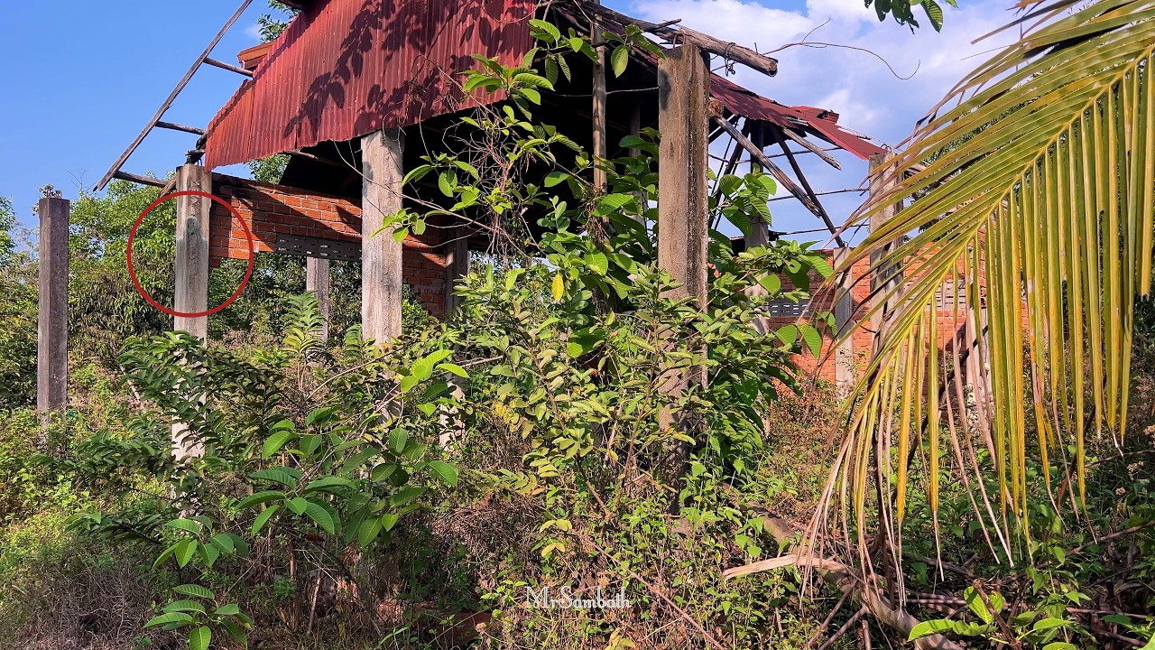 Strange ABANDONED house. What Happened here....??