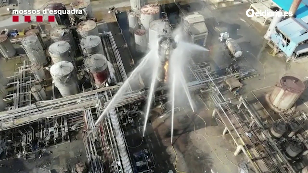 Imágenes aéreas del incendio de la explosión de la petroquímica de Tarragona