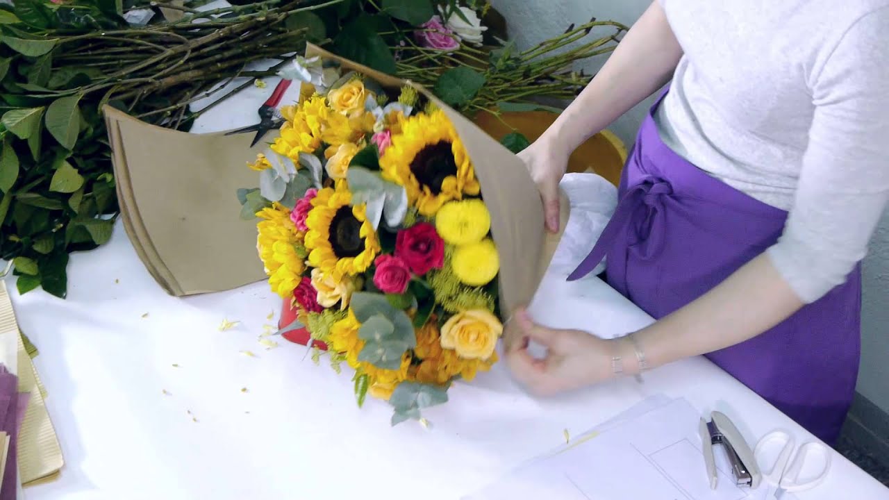 How to arrange an Enchanted Roses and Sunflowers Bouquet