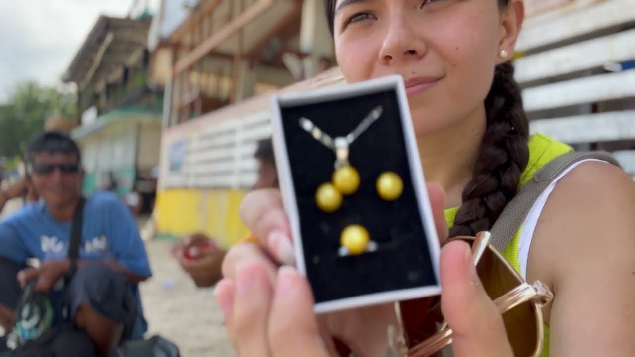 buying south sea pearls by the beach in El Nido, Philippines // beach vlog // walk with me
