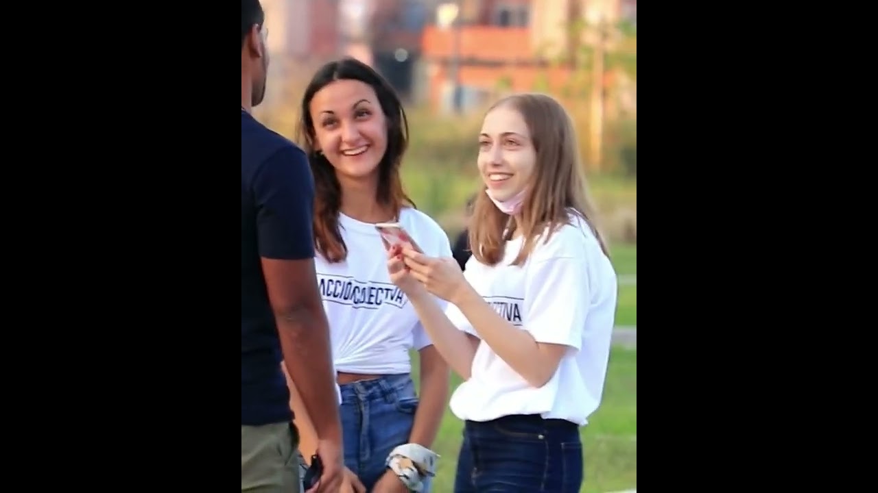 Social challenge: give stranger a compliment