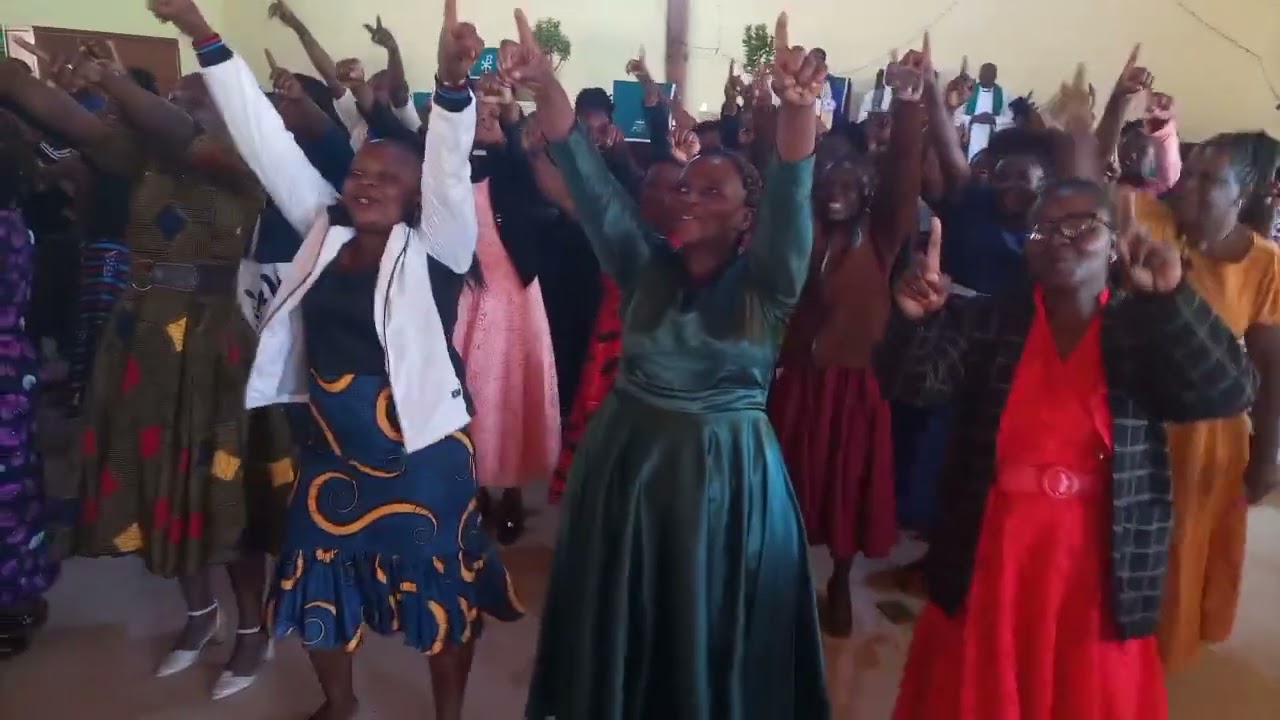 KWAYA YA WENYEJI NURUNI  USHARIKA  MLOWO KKKT YAWALIZA KWA FURAHA WAKIIMBA WIMBO BAADA WENGI KUHAMA