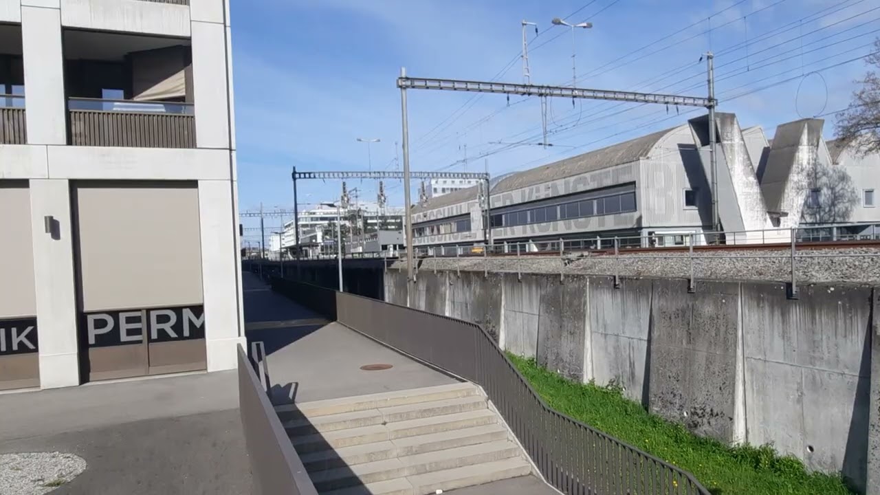 Nahverkehr beim Bahnhof Bern Bümpliz Nord BE/Triebzüge der BLS/Busse Bernmobil/Unterführung etc.
