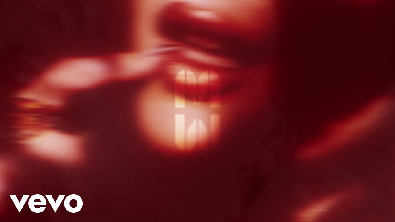 Mimi Webb - Eyes Closed (Official Lyric Video)