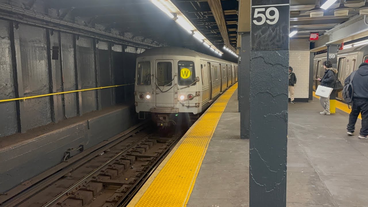 BMT Fourth Avenue Line: (N)(R)(W) Local and Express trains at 59th Street-4th Avenue 