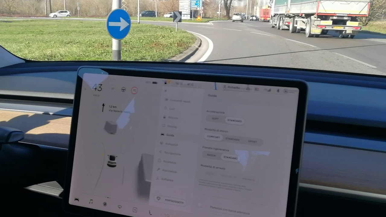 Roberto con la Tesla Model3 passa la tessera e parte
