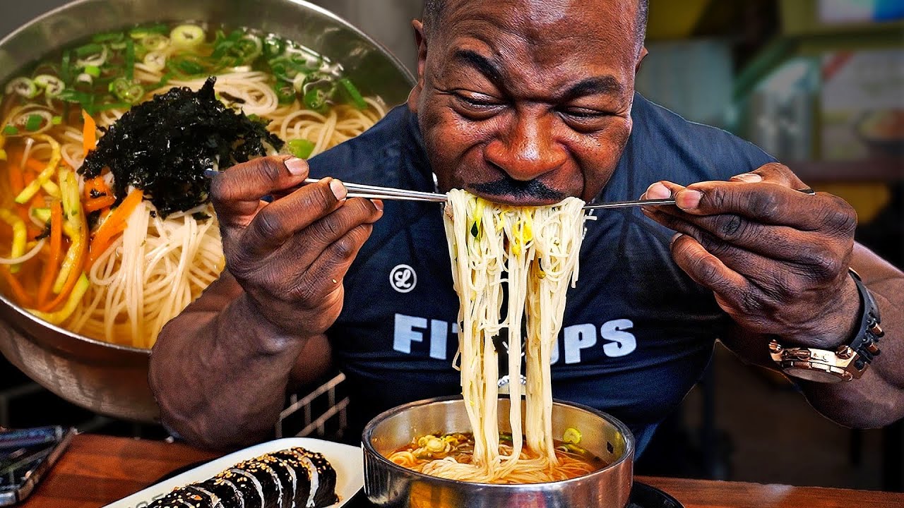 🍜국물 한입에 바로 멘붕ㅋㅋ 인생 첫 잔치국수를 맛본 백악관 셰프의 반응은..!? feat.참치김밥