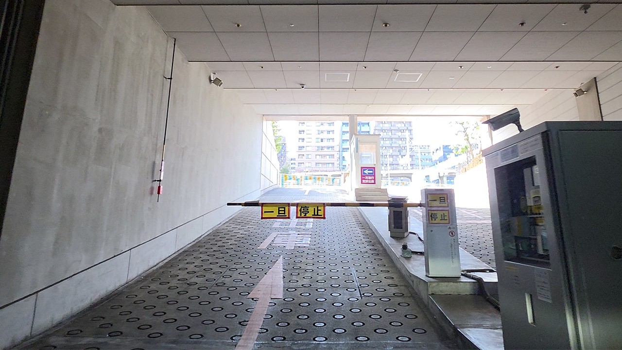 🅿️横浜銀行本店ビル『地下』駐車場出口から｜神奈川県 横浜市 西区 みなとみらい 出方